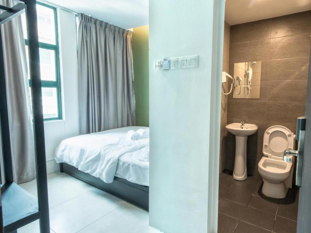 Econtel Queensbay Sungai Dua Bukit Exterior foto
